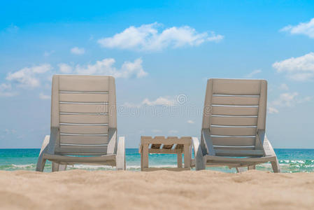 热带白沙滩的海滩椅子。