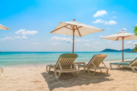 热带白沙滩的海滩椅子。