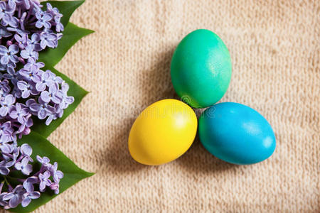 彩色鸡蛋在旧风格的背景与花
