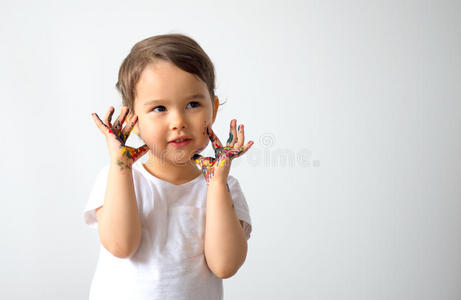 有趣的小女孩用五颜六色的油漆孤立地画着手