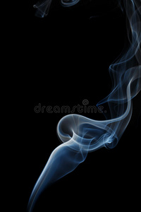 芳香棒中抽象的蓝色烟雾。