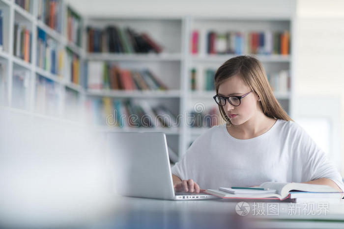 女学生在学校图书馆学习