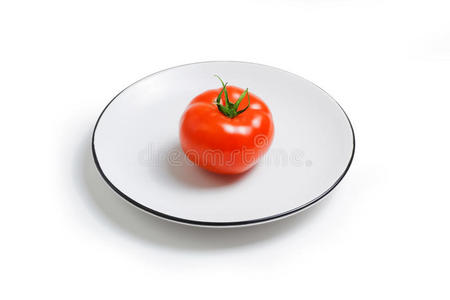 盘子上的新鲜成熟番茄