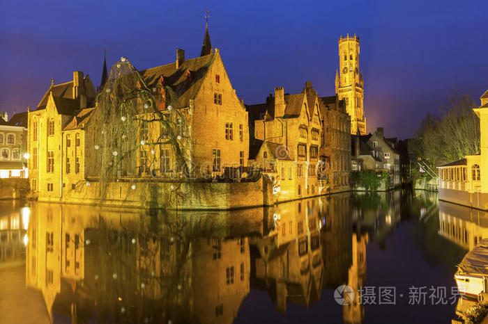 布鲁日的一条运河和比利时著名的钟楼