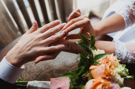新娘新郎戴着戒指。 婚礼仪式。