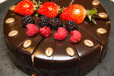 自助餐上有草莓的巧克力蛋糕