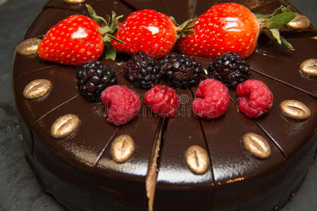 自助餐上有草莓的巧克力蛋糕