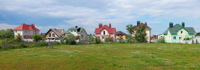 草地上的小屋