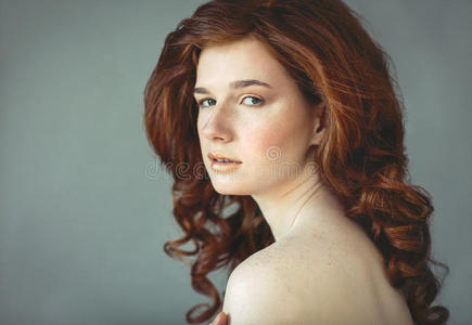 年轻漂亮的红发女人，长着雀斑