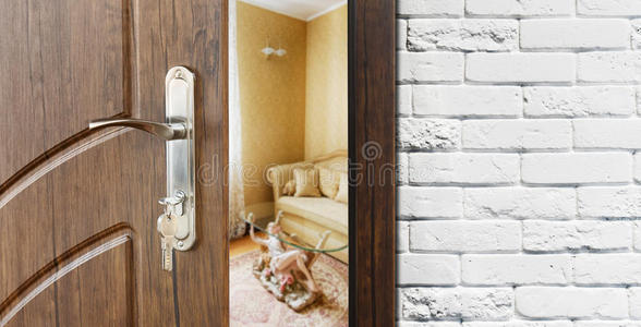 现代客厅特写的半开门.照片