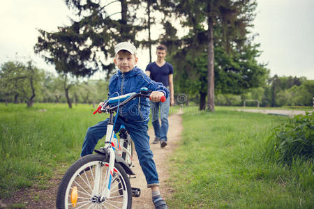 通路 幸福 白种人 起源 家庭 男人 自行车 小孩 童年