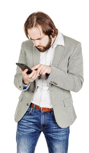 蓄胡子的年轻商人使用智能手机。 肖像孤立o