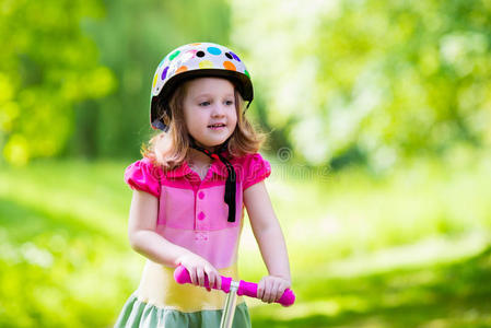 城市 乐趣 外部 运动 小孩 粉红色 头盔 孩子们 柔和的