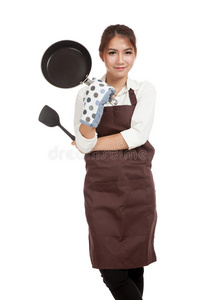 亚洲美丽的女孩用煎锅做饭