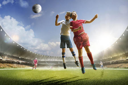 孩子们正在踢足球孩子们正在大竞技场上踢足球照片