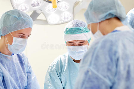 医院手术室的外科医生小组