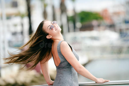 美丽的 春天 海洋 享受 太阳 码头 海滩 外部 女孩 成人