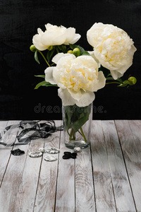 花瓶里的一束白色牡丹花。