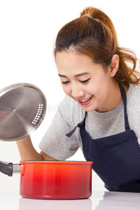 亚洲女人在厨房做饭。