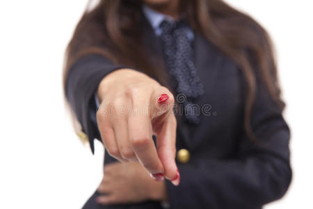 一个年轻的女商人的特写镜头,用手指在c上显示照片