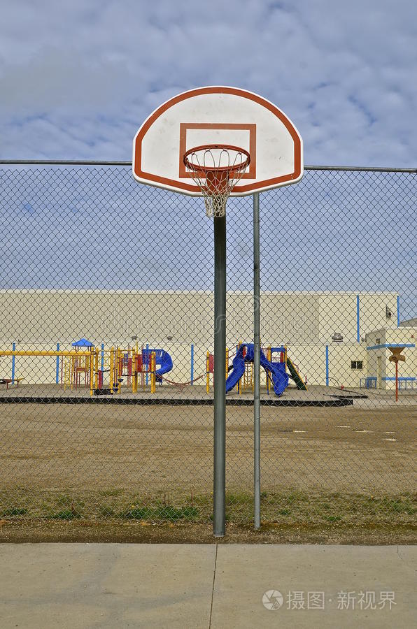 学校操场旁边的篮板