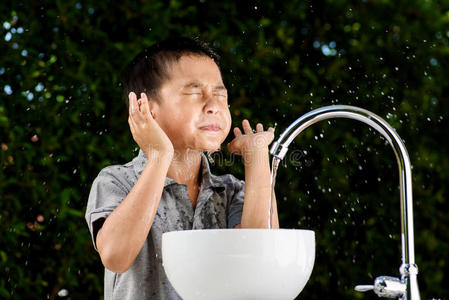 小孩洗脸过程图片