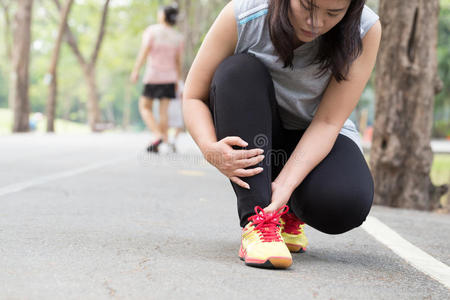 肌肉 慢跑 女人 损伤 运动 跑步 运动员 踝关节 受伤的