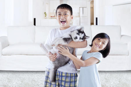 中国人 男孩 沙发 犬科动物 闲暇 友谊 可爱的 印度尼西亚语