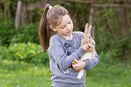 马尾 小孩 打猎 牛仔裤 港口 美女 童年 草坪 持有 领域