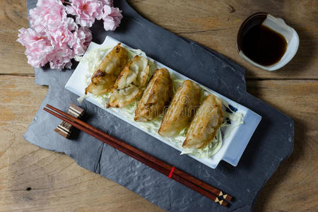 木头背景上的油炸饺子或gyoza