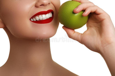 特写一个女人吃一个绿色苹果的脸，AG