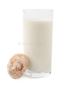 在白色背景上分离出一杯牛奶和饼干