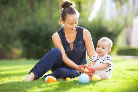 快乐的妈妈和她的孩子一起在公园里玩