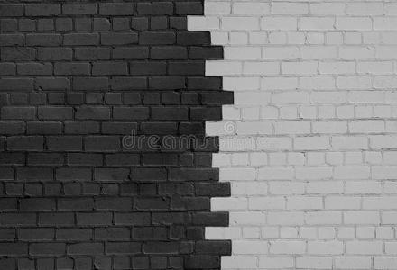 光明的部分砖墙在黑暗和光明的侧面分开照片