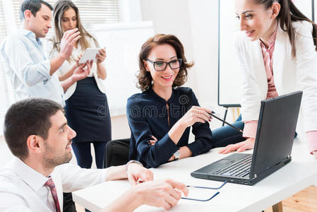 专业人士 办公室 领导 会议 职业 同事 商业 合作 计算机