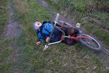 摔车男孩从自行车上摔了下来照片