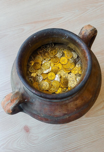 陶器罐子里的假金币和银币