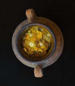 陶器罐子里的假金币和银币