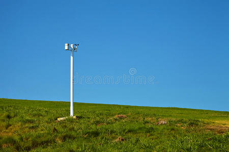 公园里的风速仪对着蓝天