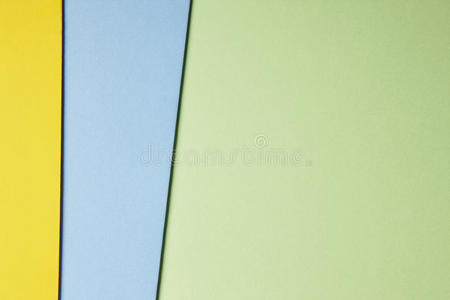 彩色纸板背景黄色蓝色绿色色调。 复制sp