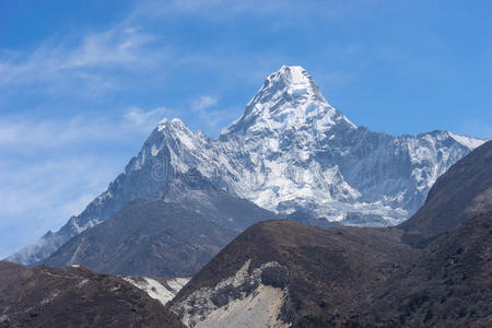 阿玛达布拉姆山峰来自庞博切村