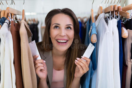 妇女在服装店购物