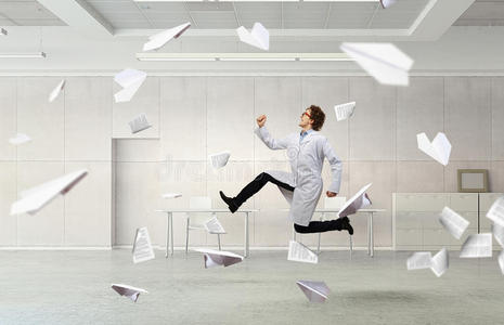 医生在赶时间照片