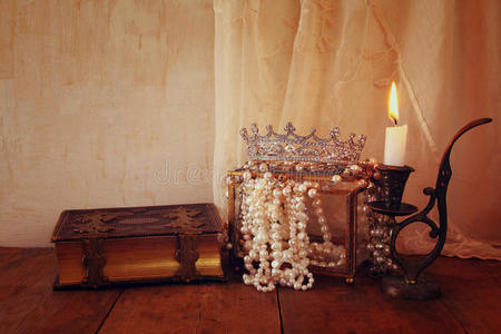 钻石女王皇冠，白色珍珠旁边的旧书