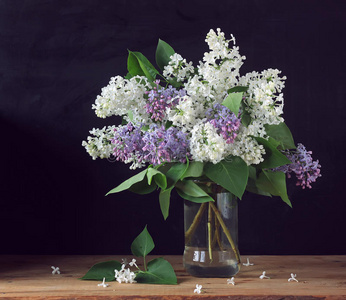 玻璃瓶里的花束图片