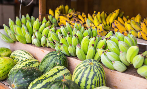 水果市场有各种五颜六色的新鲜水果和蔬菜
