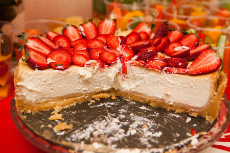 用草莓装饰的节日蛋糕