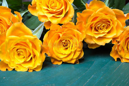 木制背景上的橙色玫瑰花束