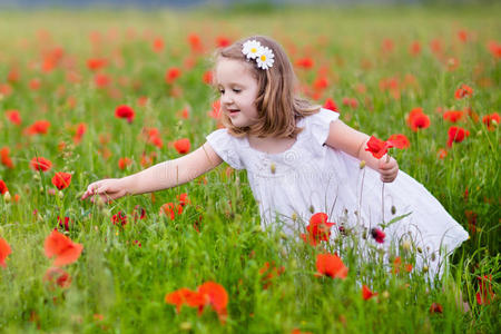 照顾 园丁 家庭 生长 领域 自由 花束 小孩 花的 草坪