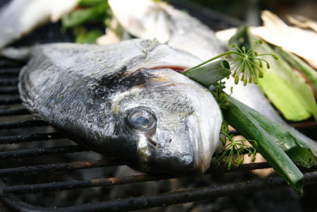 准备在烤架上烹饪的新鲜鱼。